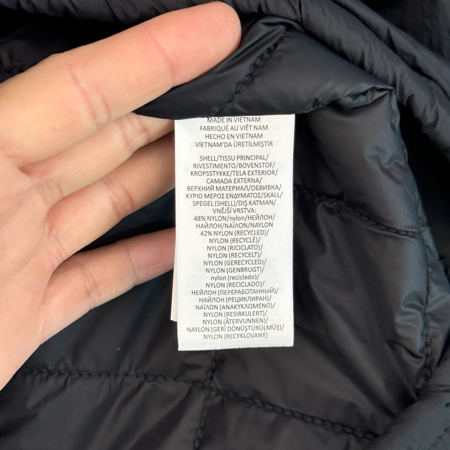 P670 25FW Ralph Lauren red label light cotton jacket (coach jacket) size s m l xl Fabric procurement: a combination of pragmatism and classic texture Material: high-density nylon taffeta Features: density is about 210T-300T, smooth and slightly matte surface, excellent windproof and waterproof performance (with DWR water-repellent treatment), strong wrinkle resistance and easy care, in line with the positioning of American casual "durable and practical".  Color: Classic dark black, using vat dyeing process (dye penetrates into the fiber), the color fastness reaches ISO level 4 or above to avoid fading or color transfer after washing.  2. Lining fabric Material: Lightweight cotton-polyester blended lining (65% Polyester + 35% Cotton) Function: Reduce friction between the fabric and inner clothing, improve wearing smoothness; blended material has both breathability and durability to avoid the stuffy feeling of pure nylon lining.  Version and cutting process Version: Classic Coach Jacket, loose version, slightly dropped shoulder line (shoulder width is 1-2cm wider than the standard version), length to the hips, and slightly tapered straight sleeves, taking into account both freedom of movement and casual style.  Embroidery technology: Polo horse logo on the left chest: flat satin stitch embroidery (satin embroidery), embroidery thread: 100% polyester high color fastness embroidery thread (the color number is consistent with the brand’s standard red color card), stitch density 12-15 stitches/cm, the outline of the horse logo is clear, and the details of the rider and horse are burr-free.  Embroidery positioning: precise positioning through the template (12cm from the neckline and 8cm from the placket) to ensure left and right symmetry and centering.  Topstitching technology: The seams of the body are made of double-needle flat seams (needle pitch 3cm/10 needles), the stitches are smooth and straight, the stitching color is dark black (the same color as the fabric), and the stitch width is 0.5cm, which enhances firmness while forming simple decorative lines.  1. Main body splicing, splicing of the front placket and body: The placket is made of double-layer folding + flat seam splicing, with a thickness of about 0.3cm to ensure that the buttons are not easily deformed when fixed; the edges of the placket are cut with a hot knife to avoid burrs.  Sleeve panels are spliced ​​to the body: the armholes are spliced ​​with round-head keyhole machine seams + flat seams. After splicing, the armholes have a natural curvature and no sense of tightness during movement; the height of the sleeves is about 8-10cm, which is in line with the loose characteristics of casual jackets.  Main button: black urea resin button, matte surface treatment, buttonholes are hand-made keyholes (6 strands of cotton thread, keyhole density 8 stitches/mm), the edges of the eyelets are smooth and without burrs.  Collar buttons: The first button on the collar is a hidden button (diameter 12mm), which prevents the collar from opening and improves the neatness of wearing.